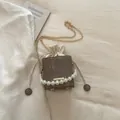 Kleine braune Umhängetasche mit Perlenhenkel und goldener Kette in Lederoptik - Khaki