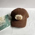 Detalle de gorra de béisbol marrón de borreguito con un lindo diseño de oveja 3D - café