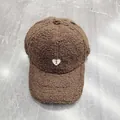 Dettaglio del cappello da baseball marrone in lana di agnello con ricamo a cuore - Taglia Adulto (Regolabile) / caffè