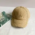 Nahaufnahme der goldenen FOZZID New York Stickerei auf der Lammwolle-Kappe in Camel - Erwachsenengröße (Verstellbar) / Khaki