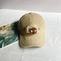 Detalle de gorra de béisbol de forro polar beige con un lindo adorno de oveja en 3D - Beige
