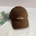 Nahaufnahme der dunkelbraunen Lammfell-Baseballkappe mit PUZZID New York Bestickung - Erwachsenengröße (Verstellbar) / Kaffeebraun