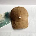 Detailaufnahme der braunen Teddy-Basecap mit Herz-Buchstaben-Stickerei für Winter - Erwachsenengröße (Verstellbar) / Khaki