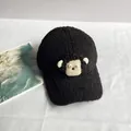 Detalle de gorra de béisbol negra de forro polar con cordero 3D y textura suave de felpa - Negro