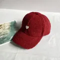 Detailansicht der dunkelroten Lammwoll-Basecap mit Herz-Stickerei und dem Buchstaben I - Erwachsenengröße (Verstellbar) / Burgunderrot