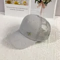 Dettaglio cappellino da baseball in mesh grigio con paillettes e farfalla di strass - Adulto / Grigio