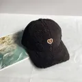 Detail der schwarzen Lammwoll-Baseballkappe mit weicher Textur und Herz-Aufnäher - Erwachsenengröße (Verstellbar) / Schwarz