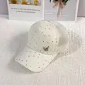 Dettaglio cappello mesh beige con paillettes argento e farfalla in metallo decorativa - Adulto / Bianco