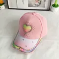 Detalle de gorra degradada con corazón de diamantes de imitación y borde de visera brillante - Adulto (56-60cm Ajustable) / Rosa