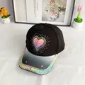 Primer plano de lentejuelas de corazón y diamantes de imitación en gorra negra - Adulto (56-60cm Ajustable) / Negro