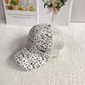 Dettaglio del berretto da baseball in mesh bianco con stampa di lettere e badge in metallo - Adulto (56-60cm Regolabile) / Bianco