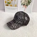 Dettaglio del cappellino nero in mesh con stampe di lettere bianche e logo in metallo - Adulto (56-60cm Regolabile) / Nero