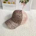 Dettaglio del cappellino da baseball rosa glitter con stampa di lettere e rete traspirante - Adulto (56-60cm Regolabile) / Rosa