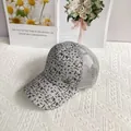 Dettaglio del berretto a rete argento glitterato con placca in metallo oro e stampe - Adulto (56-60cm Regolabile) / Grigio Argento