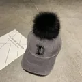 Detail van grijze fluwelen honkbalpet met strass letter D en zwarte imitatiebont pompon - Volwassenen M / Grijs Met Zwarte Pompon