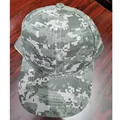 Vue de dessus d'une casquette de baseball camouflage avec coutures fines sur bois - Camouflage Numérique Gris Vert