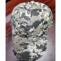 Vue de dessus d'une casquette de baseball à motif camouflage numérique vert sur fond en bois - Camouflage Numérique Fauve