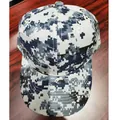 Détail d'une casquette de baseball camouflage bleu avec coutures renforcées et 6 panneaux - Camouflage Numérique Bleu Gris