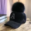 Dettaglio cappello da baseball nero in mohair con lettera A di strass e pompon morbido - Adulto / Nero