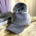 Dettaglio del berretto in mohair grigio con lettera A in strass e pompon in ecopelliccia - Adulto / Grigio