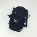 Dettaglio cappellini da baseball neri con anelli di metallo e ricamo Paris - Nero
