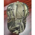 Vista detallada de una gorra de béisbol de camuflaje con patrón de juncos sobre madera - M (56-58cm) / Camuflaje de Caña
