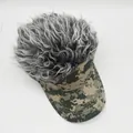 Dettaglio visiera parasole mimetica con capelli sintetici grigi ricci per sport all'aperto - Bambini / Mimetico Piccolo Verde Parrucca Grigia