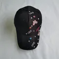 Dettaglio cappello da baseball nero con scritte LOVE in strass e toppe di paillettes - Taglia Adulto (Regolabile) / Nero