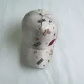 Dettaglio cappellino argento con lettere LOVE in strass e toppe a forma di labbra - Taglia Adulto (Regolabile) / Grigio