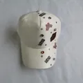 Dettaglio del berretto bianco glitterato con strass LOVE e decorazioni patch a labbra rosse - Taglia Adulto (Regolabile) / Bianco