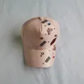 Dettaglio cappellino rosa con toppe LOVE in strass e ricamo labbra rosse luccicanti - Taglia Adulto (Regolabile) / Rosa