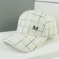 Cappellino da baseball in tweed bianco con ricamo M nera e trama intrecciata dorata - M / Bianco