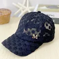 Detail einer schwarzen Sommer-Lace-Baseballkappe mit Blumenstickerei und M-Logo - Erwachsenengröße (Verstellbar) / Schwarz