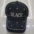 Detail der schwarzen Baseballkappe mit BLACK-Strasssteinen und schimmerndem Paillettenrand - Satin Schwarz