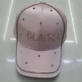 Detailansicht der hellrosa Satin-Baseballkappe mit BLACK-Strasssteinen und Verzierung - Satin Rosa