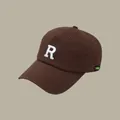 Gorra de béisbol café oscuro con letra R bordada en 3D blanca y parche lateral - Ajustable / Marrón