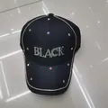 Berretto da baseball nero da donna con scritta BLACK in strass e dettagli scintillanti - Nero