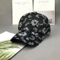 Schwarze Baseballkappe mit silberner Blumenstickerei und atmungsaktivem Mesh-Spitzengewebe - Erwachsenengröße (Verstellbar) / Schwarz