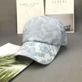 Hellblaue Baseballkappe mit Spitzenblumen, Glitzer-Pailletten und Mesh-Gewebe - Erwachsenengröße (Verstellbar) / Himmelblau