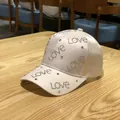 Dettaglio cappellino da baseball bianco in raso con scritta Love in strass su legno - Taglia Adulto (Regolabile) / Bianco