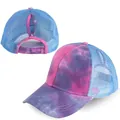 Dettaglio cappello tie-dye con foro per coda di cavallo e rete traspirante sul retro - Blu