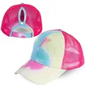 Dettaglio del cappello tie-dye con foro per coda di cavallo e retro in rete traspirante - Rosa Rosso