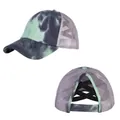 Detail der gekreuzten Gummibänder für Pferdeschwanz und Netzgewebe an der Tie-Dye-Mütze - Verstellbar / Grau