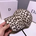 Dicker Plüsch-Baseballcap mit Leopardenmuster und stilvollem metallischem M-Logo - Erwachsenengröße (Verstellbar) / Kaffee Leopard