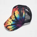 Detail van de tie-dye paardenstaart baseballpet met zwart gaas en kleurrijke print - Kleurrijke Tie-dye Stijl