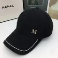 Dettaglio del cappellino di peluche con lettera M in strass e bordo scintillante - Adulto, Regolabile / Nero