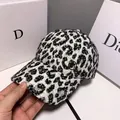 Winter-Plüschkappe mit schwarz-weißem Leopardenmuster und goldenem M-Metalllogo - Erwachsenengröße (Verstellbar) / Schwarzer Leopard