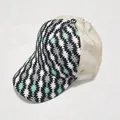 Detail van het geometrische zigzagpatroon en beige ademend mesh van de trucker pet - Geometric Zigzag Style