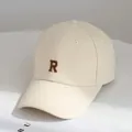 Lässige cremefarbene Baumwoll-Baseballkappe mit braunem gesticktem Buchstaben R - Einheitsgröße(Einstellbar) / Khaki