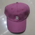 Lila Baumwoll-Basecap mit weißem R-Stickereidetail auf sportlichem Twill-Gewebe - Einheitsgröße(Einstellbar) / Rosarot
